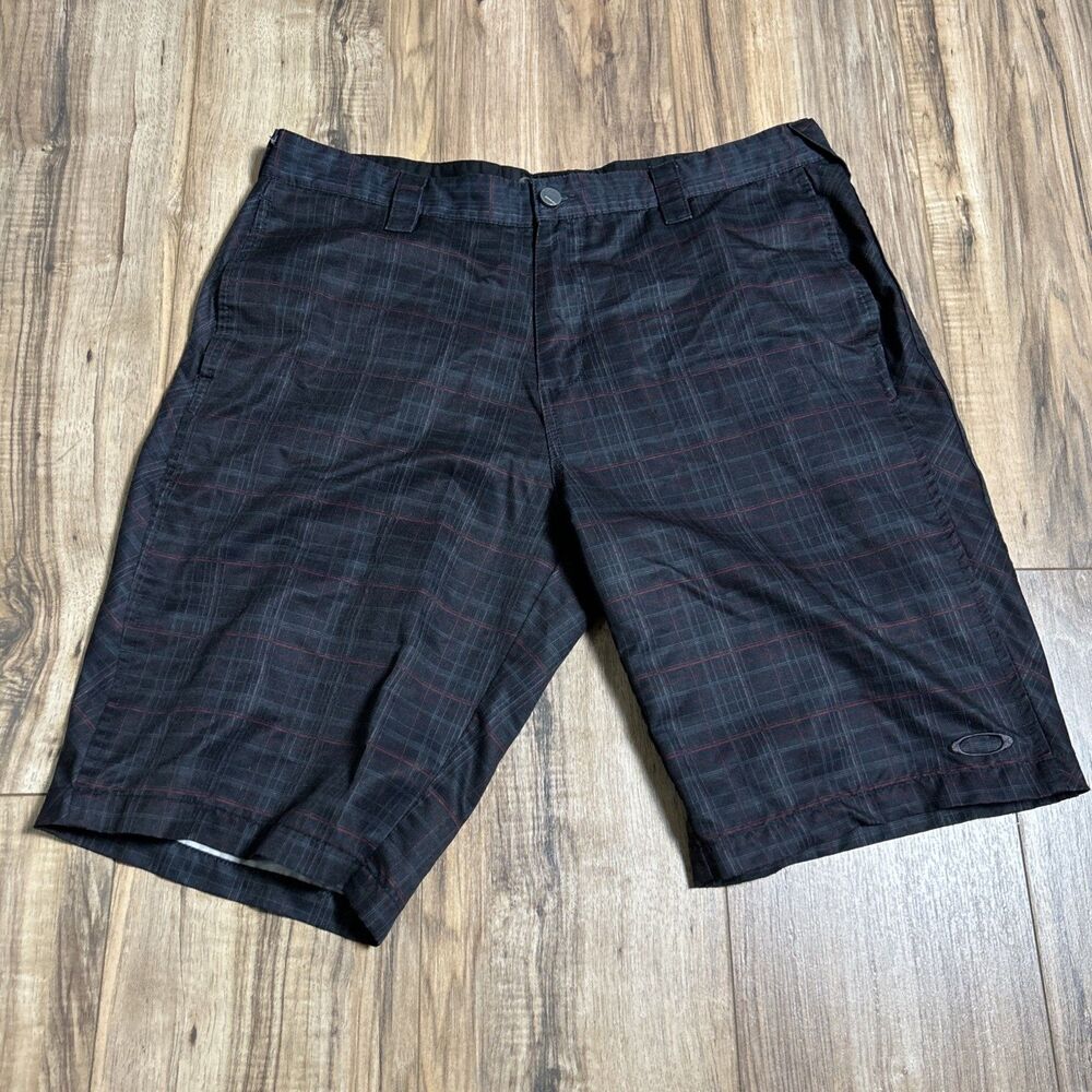 OAKLEY Flat Front Golf Shorts Red Black Plaid Mens 36x11